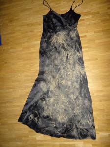 schwarzes Satinkleid