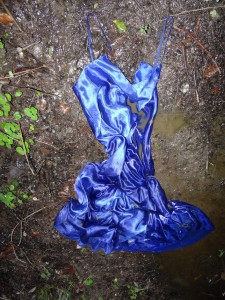 blaues Satinkleid