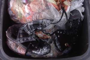 Jessica02 005.jpg (102.56 KiB) 10267 mal betrachtet Nach dem Aufreißen des Müllbeutels kamen supergeile Girlychucks mir entgegen, die schon einiges an ekligen Essensresten abbekommen hatten.