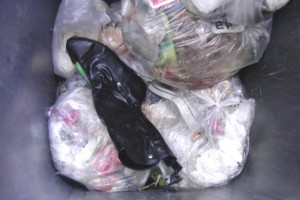 Diese verbrauchten Girlystiefel waren schon platt vom Müllgewicht, das mit jedem weiteren Beutel noch mehr wurde. Bei denen hatte unsere Mülltonne schon gewonnen.