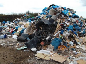 Müll0813 190.jpg (278.01 KiB) 10426 mal betrachtet Es liegt wirklich alles auf einer Müllkippe.