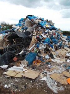 Müll0813 191.jpg (333.77 KiB) 10408 mal betrachtet Auf dem Bild könnt ihr den zermalmten Buffalo und den Basketball erkennen.