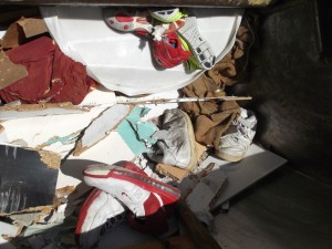 Müll0913 128.jpg (335.74 KiB) 5642 mal betrachtet Die geschundenen Basketballstiefel lagen in der Müllschüttung, aber die anderen Sneakers wurden noch vom Pressschild brutal gequält.