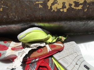 Müll0913 129.jpg (296.82 KiB) 5642 mal betrachtet Die eben noch neuwertigen Neon Nike Frees waren nun plattgequetscht, verschrammt und geknickt - eben nur noch gepresster Müll! Davor waren die völlig makellos!!!