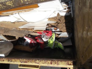 Müll0913 132.jpg (272.04 KiB) 5637 mal betrachtet Jetzt weiteres Gerümpel eingeladen und gepresst und die geilen Sneakers würden im Bauch des Pressmüllautos langsam aber sicher verschwinden.