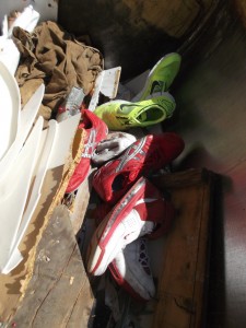 Müll0913 134.jpg (299.73 KiB) 5637 mal betrachtet Wie wohl diese Sneakers sich auf der Müllkippe "machen" würden? Diese Frage wird wohl eines Tages noch beantwortet werden, aber erstmal werden die noch "benutzt" und dann gehts ab in den normalen Hausmüll. Ich denke, so geile Sneakers bringen ne geile Optik in der Mülltonne.