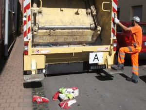 Müll0913 135a.jpg (2.1 MiB) 5979 mal betrachtet Die Sperrmüllabfuhr zieht ihres Weges und für die gepressten Sneakers ist der Leidensweg auch noch nicht zuende!