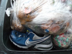 Müll1013 154.jpg (294.24 KiB) 6414 mal betrachtet Ums Verrecken fand sich nicht mehr der andere Schuh dieses geilen Paares; - also Hausmüll.