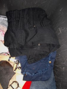 Müll1013 159.jpg (273.77 KiB) 6413 mal betrachtet Diese Jeans und das Oberteil darunter kam wohl unmittelbar nach der Einstampfaktion in die Mülltonne.