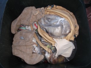 Ahnte ich's doch: In der Handtasche lag noch mehr geiler und auch ekliger Frauenmüll.