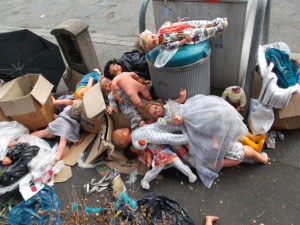 Müll0913 001.jpg (324.43 KiB) 10996 mal betrachtet Von der "Puppenmutti" verstoßen, wartet eine ganze Puppensammlung darauf von den Orangenen Engeln in den Müllhimmel gepresst zu werden!