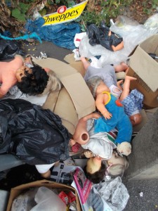 Müll0913 003.jpg (350.66 KiB) 11280 mal betrachtet In der Nähe rumorte schon das Pressmüllauto. Vermutlich hat wohl kein Liebhaber mehr seine rettende Hand ausgestreckt. Also "weg"!