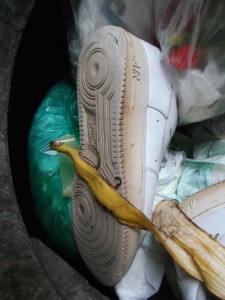 Hier in der Müllbox sind die Air Force 1 genauso &quot;viel&quot; wert wie die fauligen Bananenschalen: Nämlich nichts!