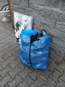Müll0913 136.jpg (313.25 KiB) 5461 mal betrachtet Dieser blaue Müllsack hat eine nette Vorgeschichte.