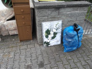 Müll0913 137.jpg (313.36 KiB) 5162 mal betrachtet Eine rassige (vermutlich) Endzwanzigerin mit schwarzen Haaren bis zum Hintern kam aus dem Haus und ging zu den Müllmännern. die schon in der Nachbarschaft den Müll einluden. Sie fragte die Jungs von der Sperrmüllabfuhr, ob sie noch einen Sack mit Abfällen dazustellen könne.