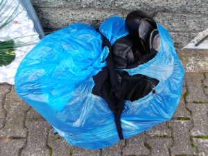 Müll0913 138.jpg (311.46 KiB) 5162 mal betrachtet Die Müllmänner wiesen sie allerdings drauf hin, dass sie keine "nassen" Küchenabfälle mitnähmen. Sie versicherte ihnen lachend, dass ihre Abfälle trocken seien.