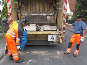 Müll0913 141.jpg (297.69 KiB) 5162 mal betrachtet Ihre Polstermöbel waren schon im Pressmüllauto verschwunden und nun war dieser irre geile blaue Müllsack dran!