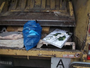 Müll0913 142.jpg (308.53 KiB) 5461 mal betrachtet Der blaue Müllsack war komplett voll mit ihren geilen Schuhen und Stiefeln!! Das unglaublich kitschige Bild kam glücklicherweise auch mit weg.