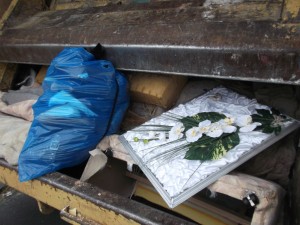 Müll0913 143.jpg (293.34 KiB) 5162 mal betrachtet Die junge Frau erzählte den Müllmännern, dass sie hier nun dabei sei wegzuziehen und sie gezwungen wäre, ihre "exorbitante" Schuhsammlung teilweise "zurückzulassen".