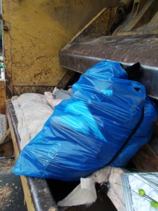 Müll0913 144.jpg (281.63 KiB) 5159 mal betrachtet Ein Müllmann stellte ihr die naheliegende Frage, warum sie ihre Schuhe nicht verkaufen oder über die Altkleidersammlung loswerden wolle. Sie meinte, dass sie eine zu enge Beziehung zu ihren Lieblingen hätte und diese nicht an den Füßen einer anderen Frau sehen möchte.