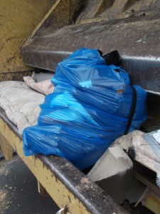 Müll0913 145.jpg (311.98 KiB) 5159 mal betrachtet Leicht angewidert und erleichtert zugleich sah sie auf ihren Müllsack, der durch die anlaufende Presse immer mehr unter Druck geriet.