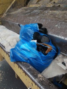 Müll0913 146.jpg (296.67 KiB) 5159 mal betrachtet Die süße Frau litt zusehends unter ihren sich im Pressmüllauto windenden Schuhen und Stiefeln. Lachend überspielte sie ihre Trauer: "Na meine alte Strumpfhose hat doch bis zum Schluss gut gehalten, sonst wäre der Müllsack mir noch im Schalfzimmer geplatzt."