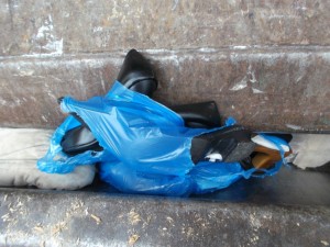 Eben noch mehr als einen halben Meter hoch, wurde der prall gefüllte blaue Müllsack auf unglaubliche 5 cm geplättet!