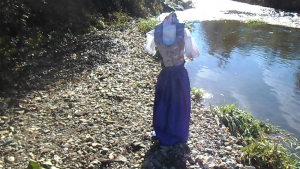 vlcsnap-2013-10-24-14h57m47s12.png (1.8 MiB) 10557 mal betrachtet Noch ist das schöne Kinderdirndl in bestem Zustand