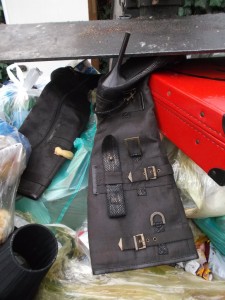 Müll0913 029.jpg (300.62 KiB) 7952 mal betrachtet Der Hausmeister hatte recht: Sehr schade um die schönen hohen Stiefel!