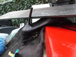 Müll0913 030.jpg (278.86 KiB) 8246 mal betrachtet Doch das hinderte ihn nicht daran, auch diesen Stiefeln ein Ende mit der Müllpresse zu bereiten.
