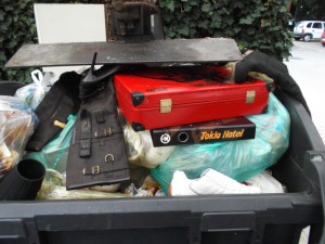 Das hätte was gegeben: Die armen schönen hohen Stiefel in aufplatzende Mülltüten mit Küchendreck reinpressen. Oha!