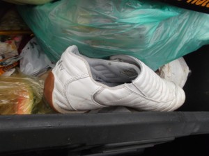 Das wäre mit Sicherheit auch ein schmutziges Ende für ihre weißen Sneakers geworden.