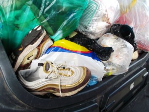 Müll0913 071.jpg (290.45 KiB) 7558 mal betrachtet Nicht mehr lange und der ganze Abfall wird in den Container reingepresst.