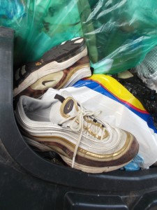 Müll0913 072.jpg (270.99 KiB) 7846 mal betrachtet Dieses Sneakermodell hätte ich gerne mal an der blonden Schönheit betrachten wollen!