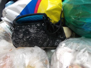 Müll0913 075.jpg (291.57 KiB) 7566 mal betrachtet Dass aber auch stinkender Restmüll so geil glitzern und glänzen kann?!