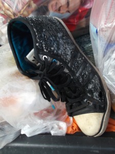 Müll0913 076.jpg (272.48 KiB) 7558 mal betrachtet Mal ehrlich: Die Sneakers sind "neutral" betrachtet echt nur noch reif für den Müll!