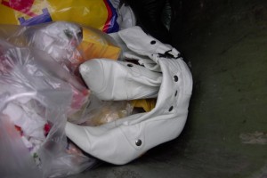 Janine08 060.jpg (58.5 KiB) 11262 mal betrachtet Geile fertige weiße Nietenstiefel.