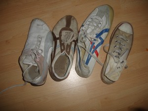 Die Auswahl: meine alten Asics (47), sowie dazu olle Puma Sneaker, Asics Sneaker und fertige Chucks.