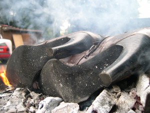 de prés la semelle est deja attaqué par le feu !!