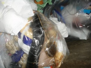 Keilabsatzschuhe im Küchenmüllbeutel ... da greift man doch erst recht gleich zu *gg*