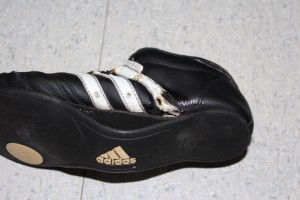 Jetzt erreichen die Sneaker Temperaturen die über 200°C locker erreichen können!! Die Außensohle verzieht sich, löst sich teilweise ab.