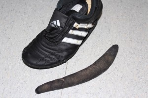 Beim Adidas Sneaker schrumpft irgendwie der gesamte Schuh und die Sohle hat plötzlich ca. 1cm Überlänge. Daher auch diese Welle. An allen Auflageflächen schmilzt das Material.