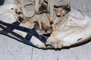 Der Schuh &quot;verbrennt&quot; nun ohne Flamme unter Rauchentwicklung. Temperatur liegt weit über 200°C.