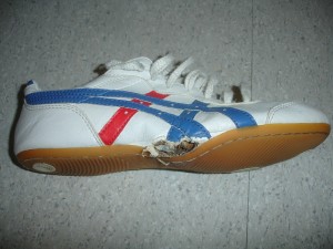 ein anderer Asics Sneaker den ich mit der Sohle direkt normal aufgestellt habe und über 5 Minuten bestrahlen ließ, um zu sehen was mit der Sohle passieren wird.