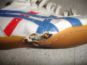 Das Ergebnis der Behandlung: der Schuh brennt von innen nach außen. Dabei ist diese Seite die Schwachstelle, die als erstes &quot;verbrennt&quot;.