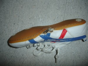 eine verdammt höllisch heiße Sohle, die höchste Verbrennungsgefahr bot. Erstaunlich wie gut der Sneaker dieser Temperatur stand gehalten hat. Es hat &quot;nur&quot; für Lochfraß gesorgt ;)