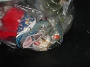 0DSC06945.JPG (84.14 KiB) 7469 mal betrachtet wahrscheinlich sind die Schuhe zu klein geworden und daher leider im Müll gelandet. Dabei vom Zustand her noch fast neuwertig. Ich werde es nicht ganz verstehen können ...