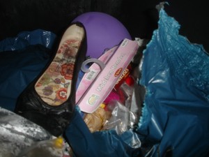 0DSC06947.JPG (86.41 KiB) 7469 mal betrachtet aber dann... eine andere Tonne ... den blauen Sack abgetastet, fühlte es sich sehr verdächtig an. Aufgerissen, Jackpot! Saucooler Fund!