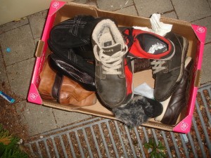 0DSC06952.JPG (198.01 KiB) 7485 mal betrachtet Ortswechsel ... am Altkleidercontainer vorbeigelaufen, dachte ich mir: nanu was liegt denn da daneben?? Oh, welch schöne Einladung. Danke :D