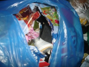 0DSC06953.JPG (92.38 KiB) 7469 mal betrachtet Doch das sollte noch nicht alles gewesen sein. Selbst die letzten Tonnen haben noch etwas Inhalt offenzulegen. Erneut beim Abtasten bin ich wieder fündig geworden.